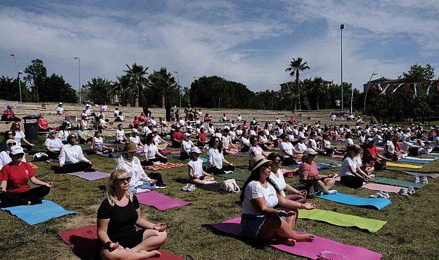 Büyükçekmece'de Dünya Yoga Günü'ne özel yüzlerce kadın yoga yaptı