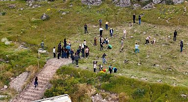 Büyükşehir, 300 fidanı toprakla buluşturdu