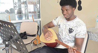 Büyükşehir'in bağlama kursu Afrika'dan gelen öğrenciye ilham oldu