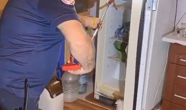Buzdolabının içerisine giren yılanı itfaiye ekipleri çıkardı