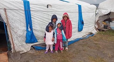 Çadırlarını su basan mevsimlik işçiler yardım bekliyor