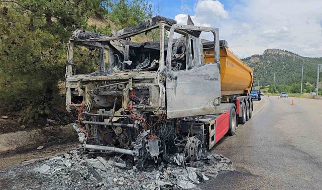 Cam madeni yüklü tır seyir halindeyken alev topuna döndü: Sürücü son anda kurtuldu