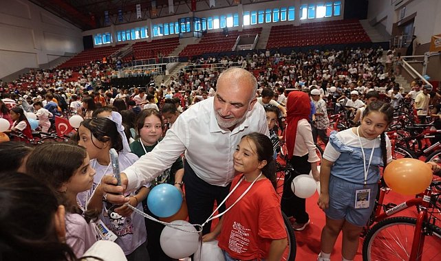 Canik'te camiler çocuklarla, çocuklar hediyelerle buluşuyor