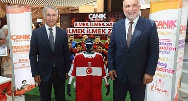 Canikli kadınlar A Milli Takım'a destek için ilmek ilmek örüp sergiledi