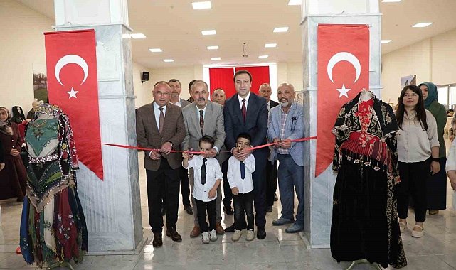 Çavdarhisar'da yılsonu sergisi açıldı