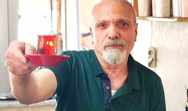 Çay demlerken şiir yazıyor: 40 yıllık çaycı şiirleriyle gönül ısıtıyor