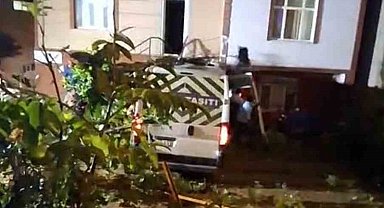 Çekmeköy'de servis minibüsü evin bahçesine uçtu: 1 yaralı