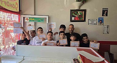 Çermik'te takdirini alan öğrenciler dürümcüye koştu