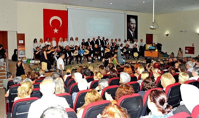 Çeşme Halk Eğitim Merkezi'nden yıl sonu konserinde müzik ve sanat şöleni