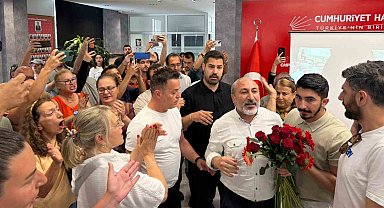 CHP İzmir İl Başkanlığı'nda 'Karanfil' gerginliği