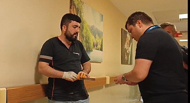Çiviyi tahta yerine eline çaktı hastaneye kaldırıldı