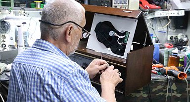 Çöpe atılmasın diye 80-100 yıllık radyoları çalışır hale getiriyor