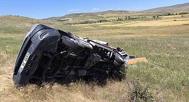 Çorum'da kamyonet devrildi: 2 yaralı