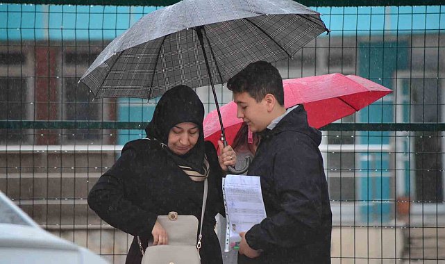 Çorum'da LGS heyecanı: Celiler çocuklarını yağmur altında bekledi