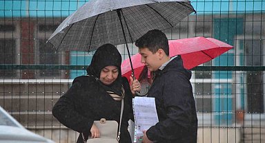 Çorum'da LGS heyecanı: Celiler çocuklarını yağmur altında bekledi