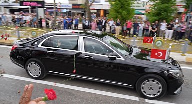 Cumhurbaşkanı Erdoğan Edirne'de karanfillerle karşılandı