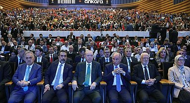 Cumhurbaşkanı Erdoğan: "Siyasi rakiplerimiz koltuk kavgası verirken biz Türkiye'yi geleceğe hazırlamanın mücadelesini veriyoruz"
