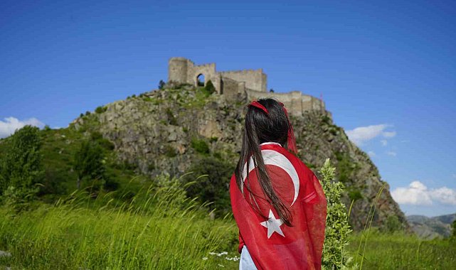 Dağcılar, 700 yıllık Kov Kalesi'ne Türk bayrağı asarak Milli Takım'a destek verdi