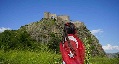 Dağcılar, 700 yıllık Kov Kalesi'ne Türk bayrağı asarak Milli Takım'a destek verdi