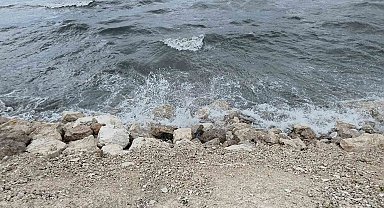 Dalgalar Van Gölü sahilini dövdü