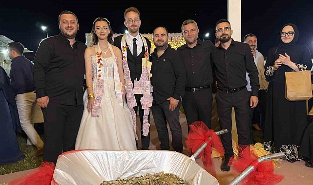Damadın arkadaşlarından ilginç düğün takısı: 10 bin TL'lik madeni parayı el arabasıyla getirdiler