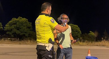 Denetim yapan polislere selam vermek için aracıyla yanlarına gitti, 3.28 promil alkollü çıktı