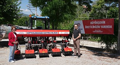 Denizli Büyükşehirden Bozkurtlu üreticilere çapa makinesi desteği