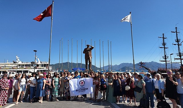 Denizli Büyükşehirin kurslarıyla yüzme öğrenen kadınlar denizle buluştu