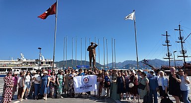 Denizli Büyükşehirin kurslarıyla yüzme öğrenen kadınlar denizle buluştu