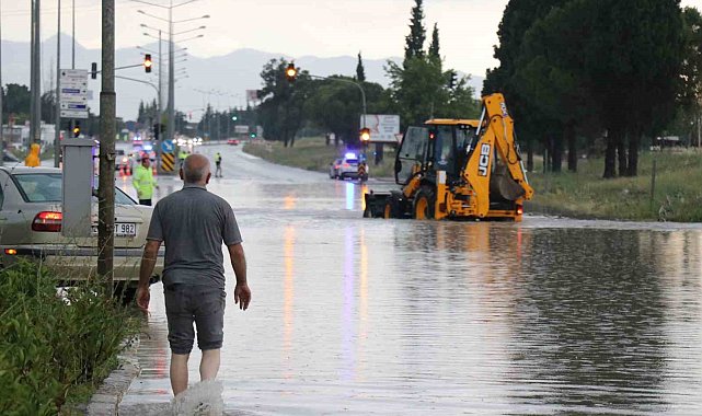 Denizli'de sağanak nedeniyle karayolu ulaşıma kapandı