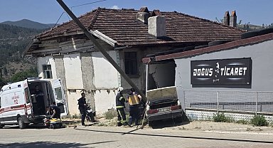 Deponun duvarına çarpan otomobildeki yaşlı karı koca hayatını kaybetti