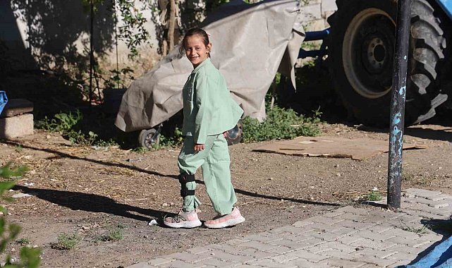 Depremde ailesini kaybeden Zeynep, amcasına 'baba', yengesine 'anne' diyerek hayata tutundu