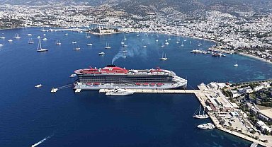 Dev kruvaziyer Scarlet Lady Bodrum'a yanaştı