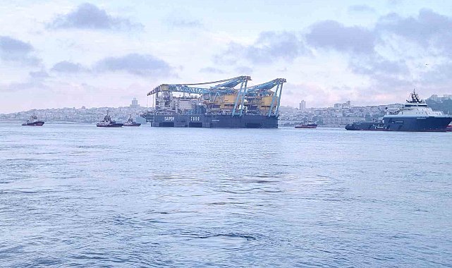 Dev vinç gemisi 'Saipem 7000' İstanbul Boğazı'ndan geçiyor