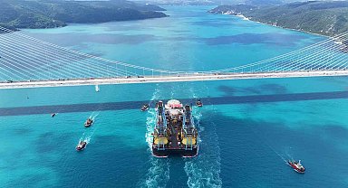 Dev vinç gemisi 'Saipem 7000' İstanbul Boğazı'ndan geçti