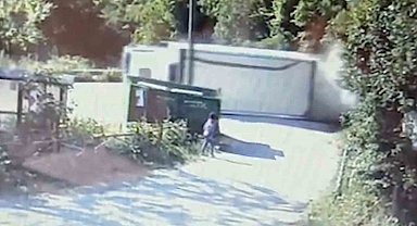 Devrilen kamyonun altında kalmaktan saniyelerle kurtuldu: O anlar kamerada