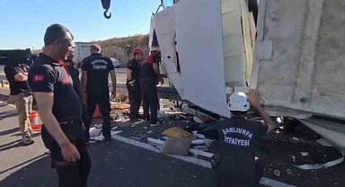 Devrilen tırda sıkışan sürücüyü ekipler kurtardı