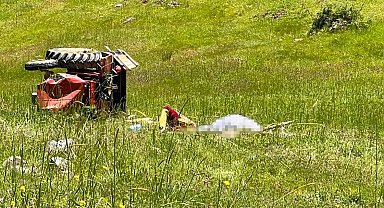 Devrilen traktörün altında kalan sürücü hayatını kaybetti