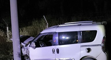 Direğe çarpan hafif ticari aracın sürücüsü yaralandı