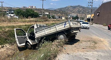 Direksiyon hakimiyetini kaybedince kanala uçtu