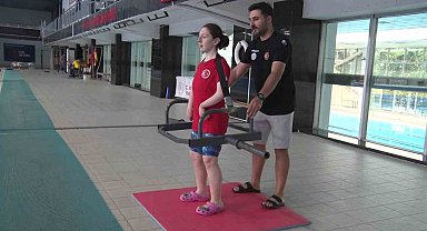 Dişleriyle tuttuğu kemerle şampiyon oldu