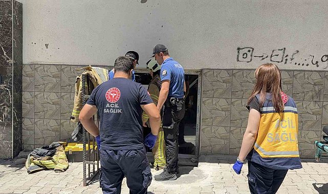 Diyaliz hastası evinde mahsur kaldı, camdan yardım istedi