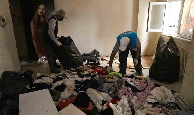 Diyarbakır'da bir evden 3 kamyon çöp çıkartıldı