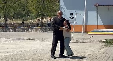 Diyarbakır'da dede ile torunun gülümseten sevgisi
