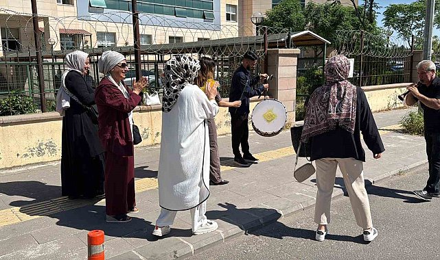 Diyarbakır'da ilginç boşanma: Kadının halay çekmesine erkek bağlama çalarak cevap verdi
