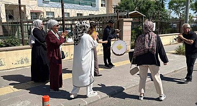 Diyarbakır'da ilginç boşanma: Kadının halay çekmesine erkek bağlama çalarak cevap verdi