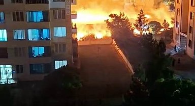 Diyarbakır'da korkutan yangın: Geceyi gündüze çeviren alevler apartmanlara sıçramadan söndürüldü