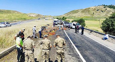 Diyarbakır'da sebze yüklü kamyonetin tekeri patladı: Kasadan savrulan ürünler yolu trafiğe kapattı