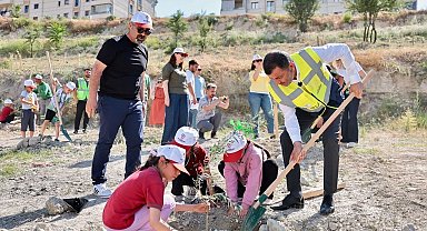 Doğayla buluşan çocuklar zeytin fidanlarıyla yeşile katkı yaptı