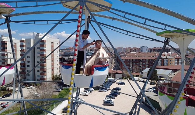 Dönme dolabın zirvesinde macera dolu saç kesimi